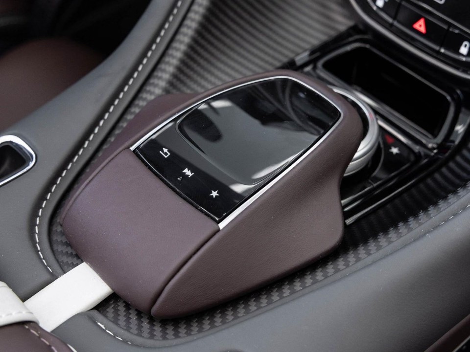 Aston Martin DBS 770 Ultimate Volante - foto 15