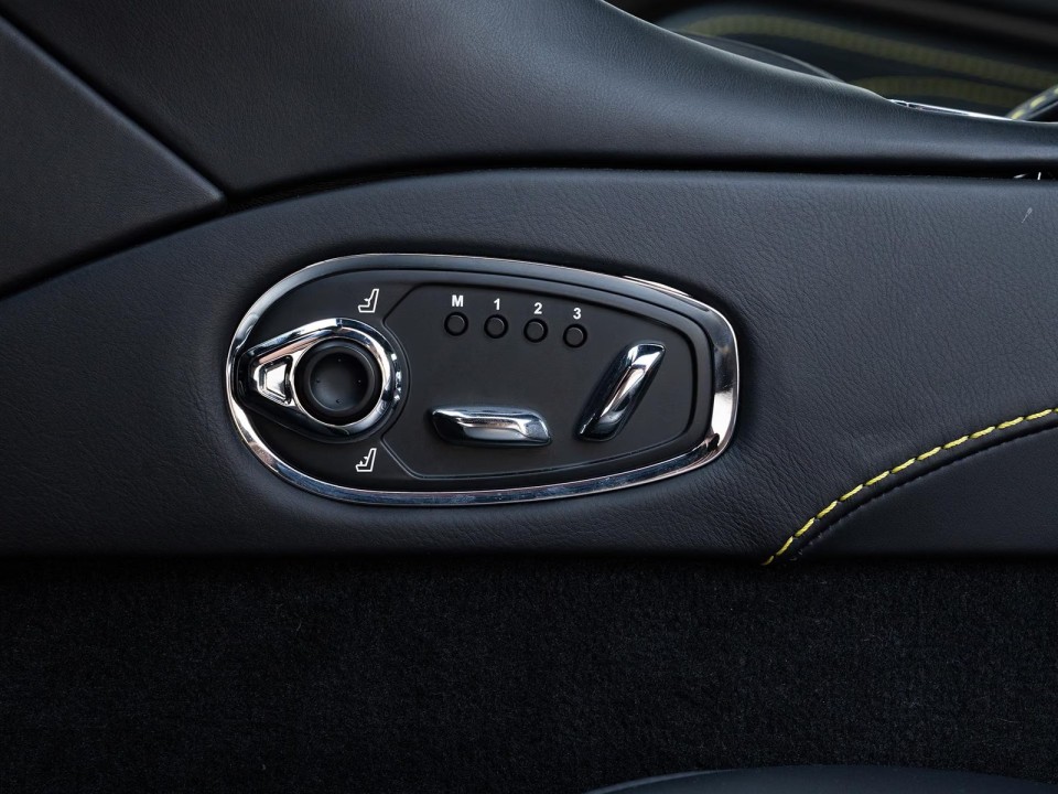 Aston Martin DBS Superleggera - foto 21