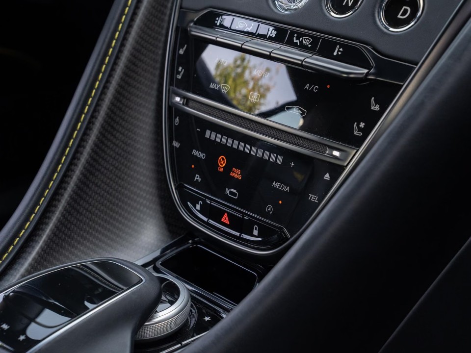 Aston Martin DBS Superleggera - foto 14