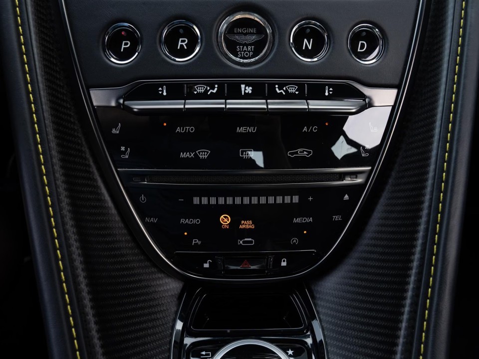 Aston Martin DBS Superleggera - foto 15