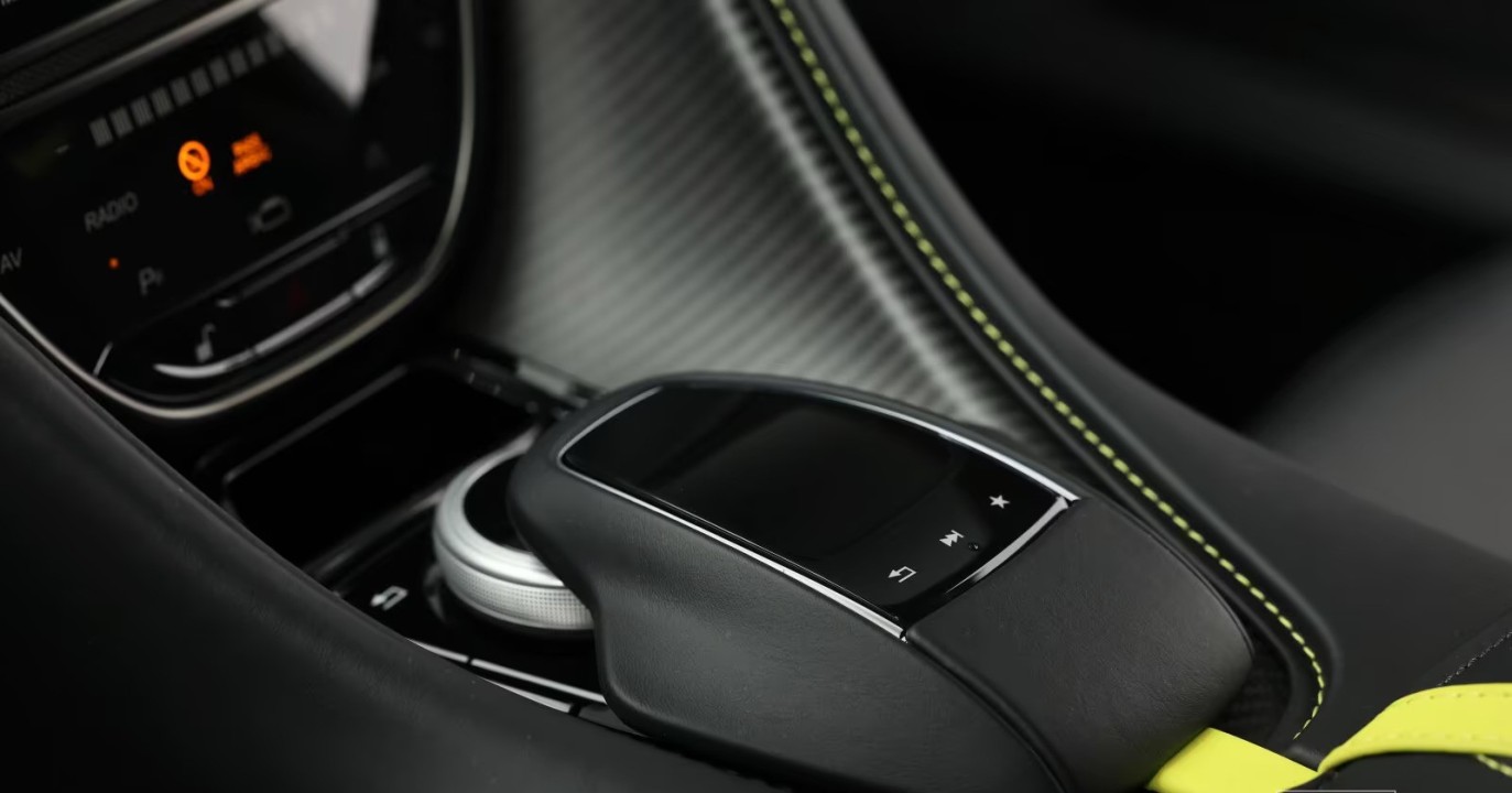 Aston Martin DBS 770 Ultimate - foto 18