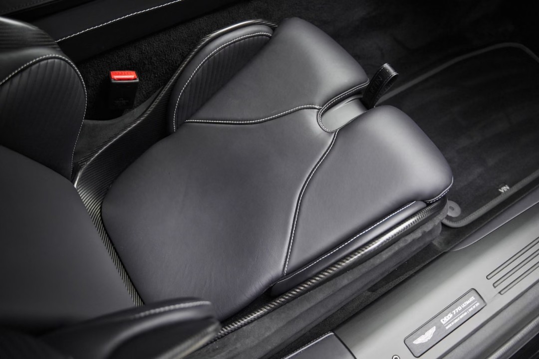 Aston Martin DBS 770 Ultimate - foto 18
