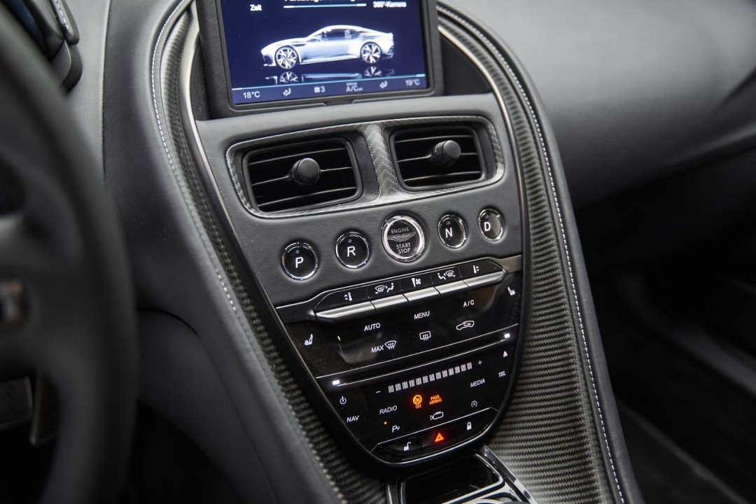 Aston Martin DBS 770 Ultimate - foto 11