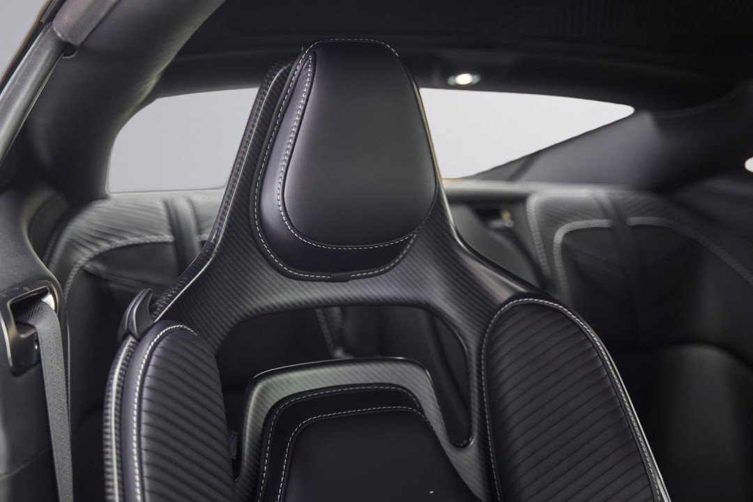 Aston Martin DBS 770 Ultimate - foto 14