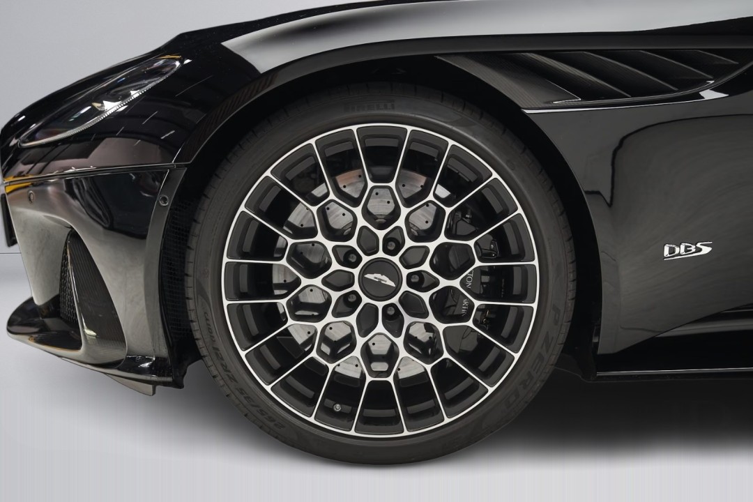 Aston Martin DBS 770 Ultimate - foto 40
