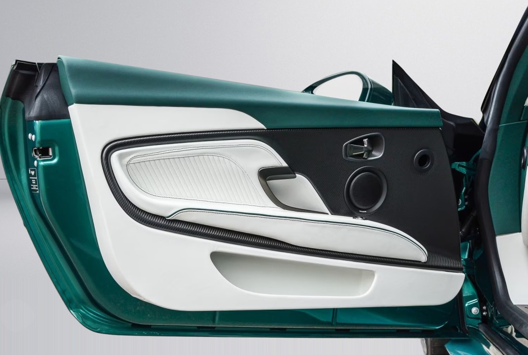Aston Martin DBS 770 Ultimate - foto 19