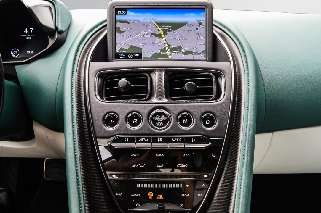 Aston Martin DBS 770 Ultimate - foto 12