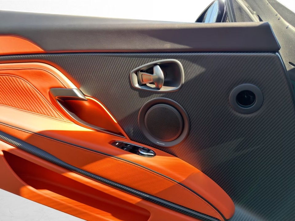 Aston Martin DBS 770 Ultimate Volante - foto 18
