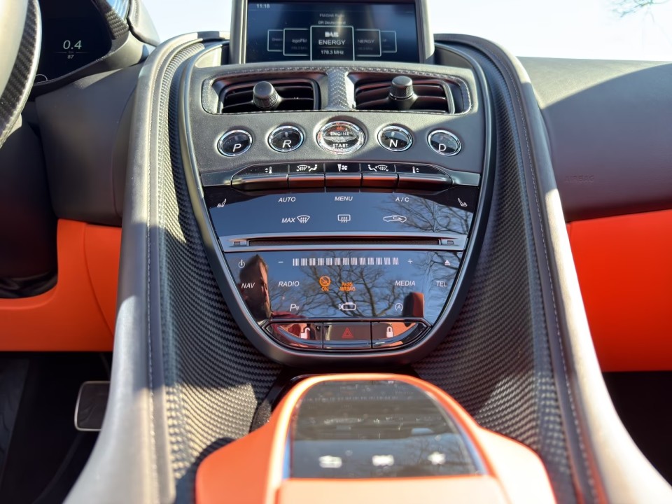 Aston Martin DBS 770 Ultimate Volante - foto 15