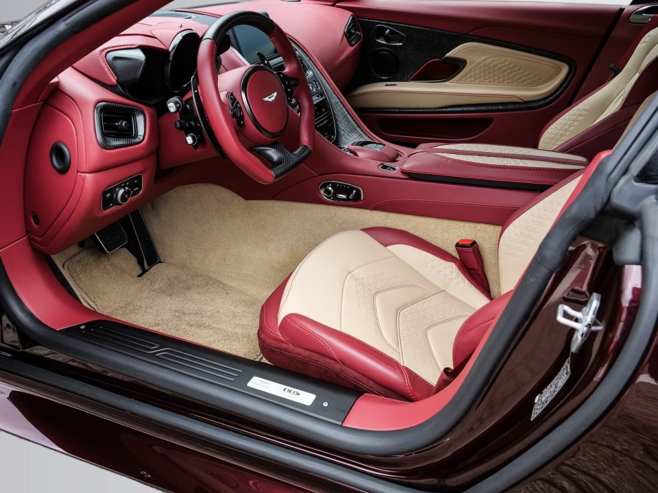 Aston Martin DBS - foto 7