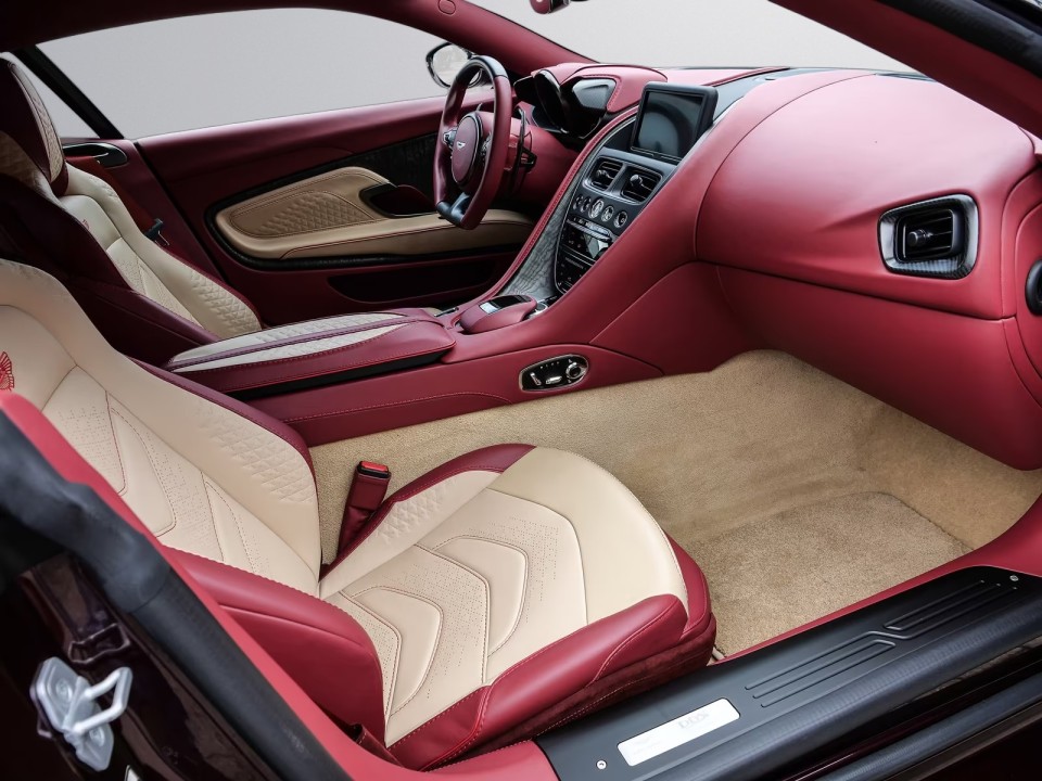 Aston Martin DBS - foto 12