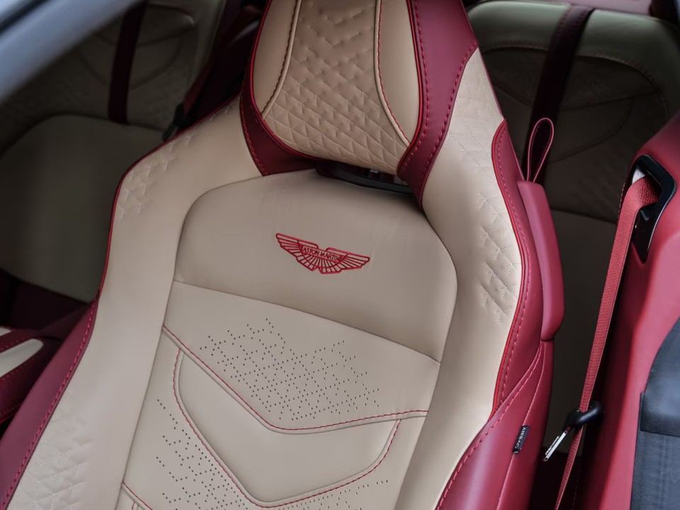 Aston Martin DBS - foto 14