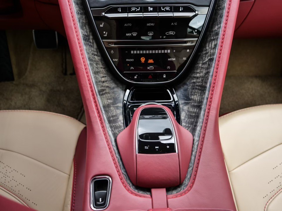 Aston Martin DBS - foto 17