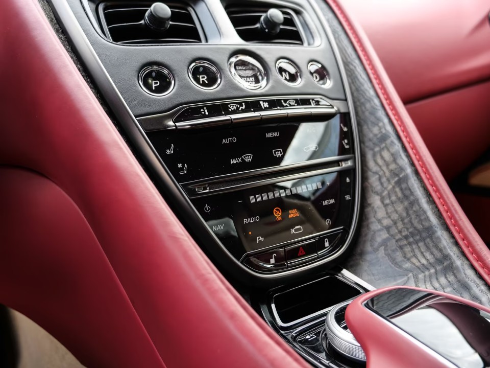 Aston Martin DBS - foto 18