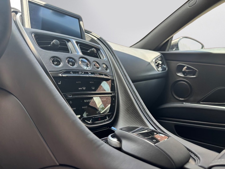 Aston Martin DBS 770 Ultimate - foto 12