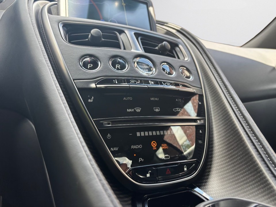 Aston Martin DBS 770 Ultimate - foto 14