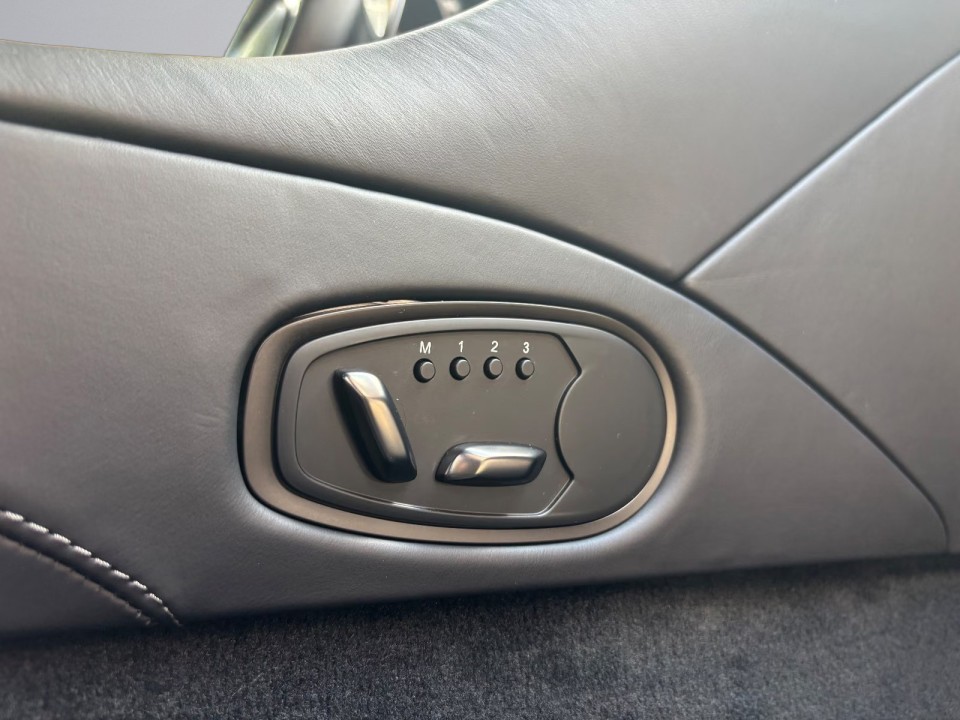 Aston Martin DBS 770 Ultimate - foto 20
