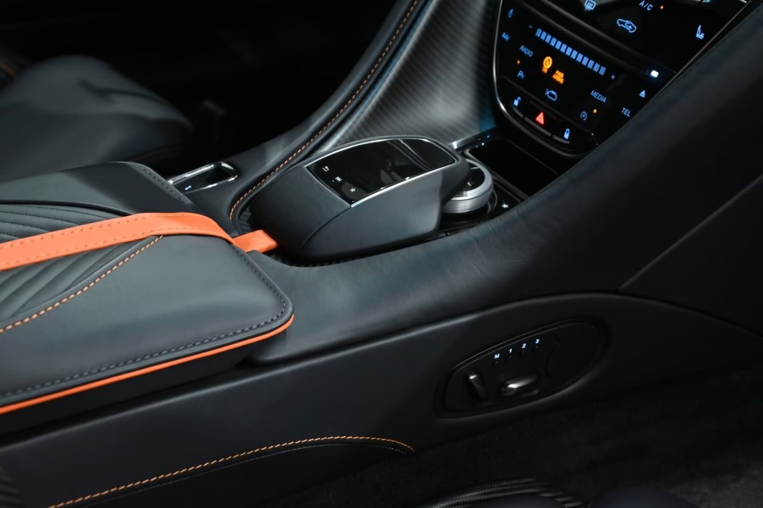 Aston Martin DBS 770 Ultimate - foto 13