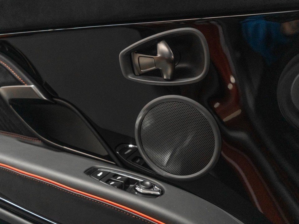 Aston Martin DBS 770 Ultimate - foto 17