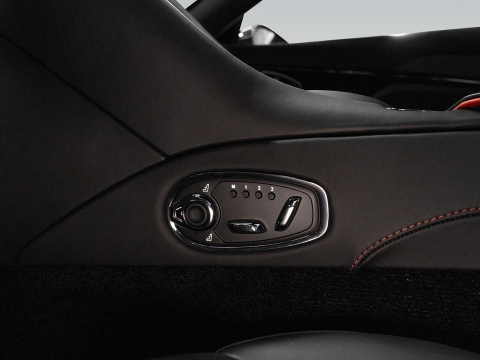 Aston Martin DBS 770 Ultimate - foto 18
