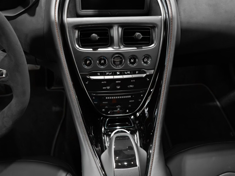 Aston Martin DBS 770 Ultimate - foto 15