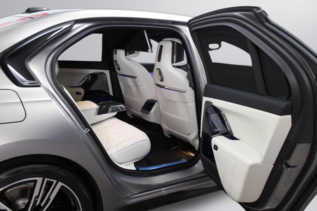 BMW Seria 7 740d xDrive M-Sport - foto 31