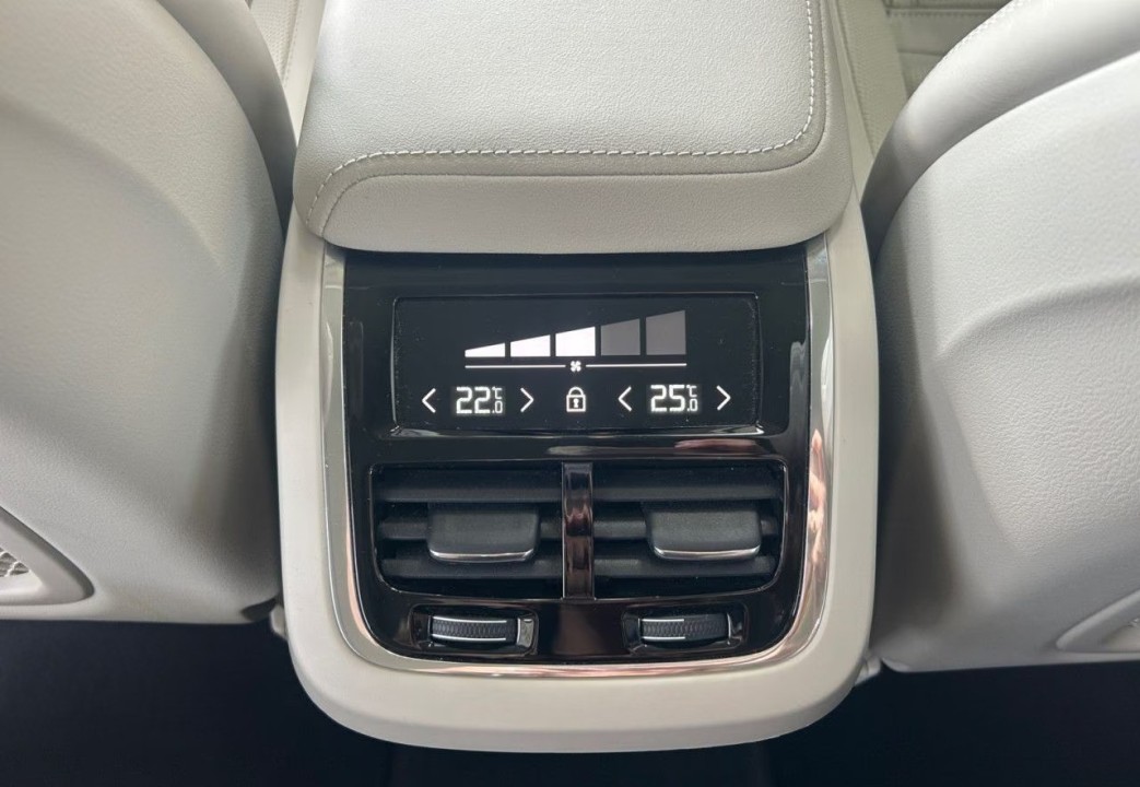 Volvo XC 60 B4 D AWD Ultimate Dark - foto 10