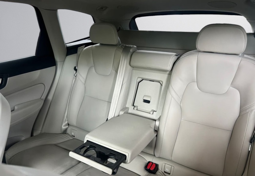 Volvo XC 60 B4 D AWD Ultimate Dark - foto 6