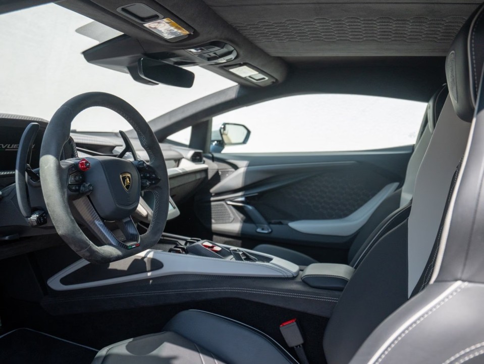 Lamborghini Revuelto - foto 11