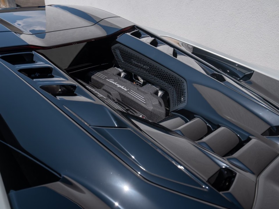 Lamborghini Revuelto - foto 36