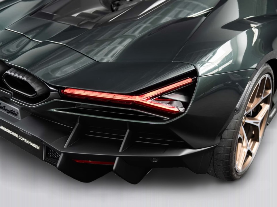 Lamborghini Revuelto - foto 11