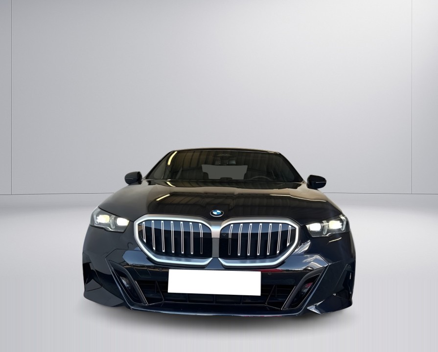 BMW Seria 5 520d xDrive M-Sport (2)