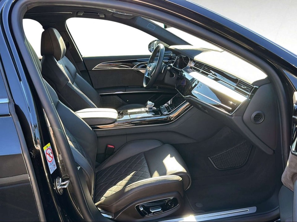 Audi A8 60 TFSIe Quattro - foto 11