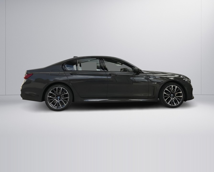 BMW Seria 7 745e M-Sport (3)