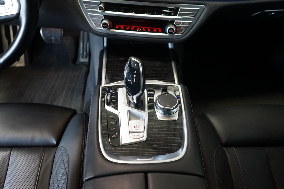 BMW Seria 7 745e M-Sport - foto 19