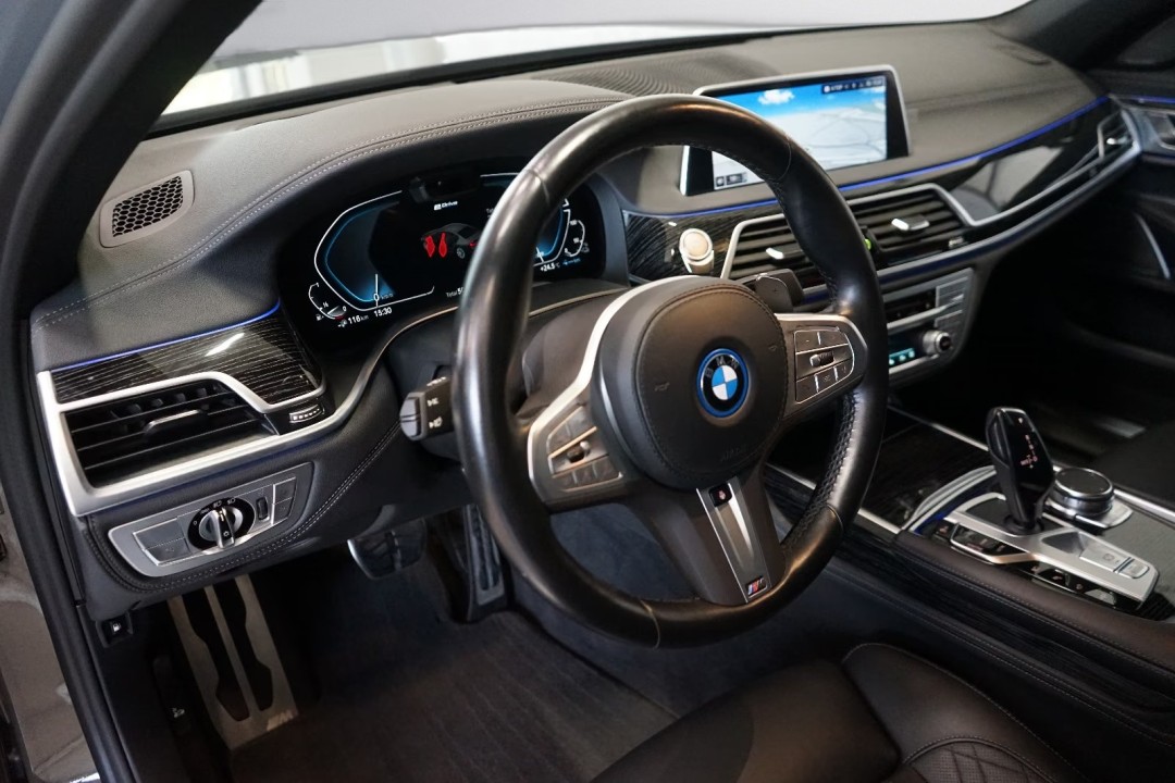 BMW Seria 7 745e M-Sport - foto 16