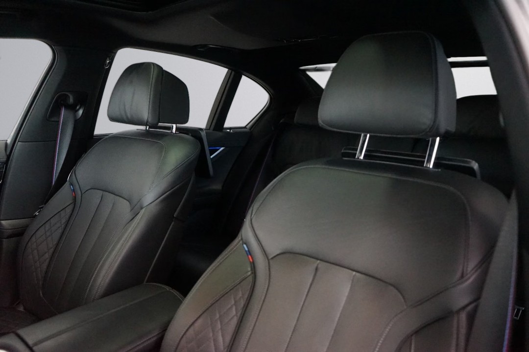 BMW Seria 7 745e M-Sport - foto 18