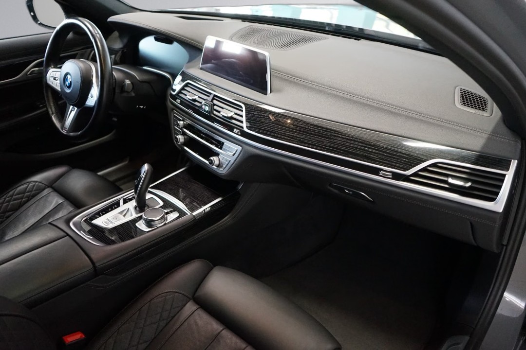 BMW Seria 7 745e M-Sport - foto 13