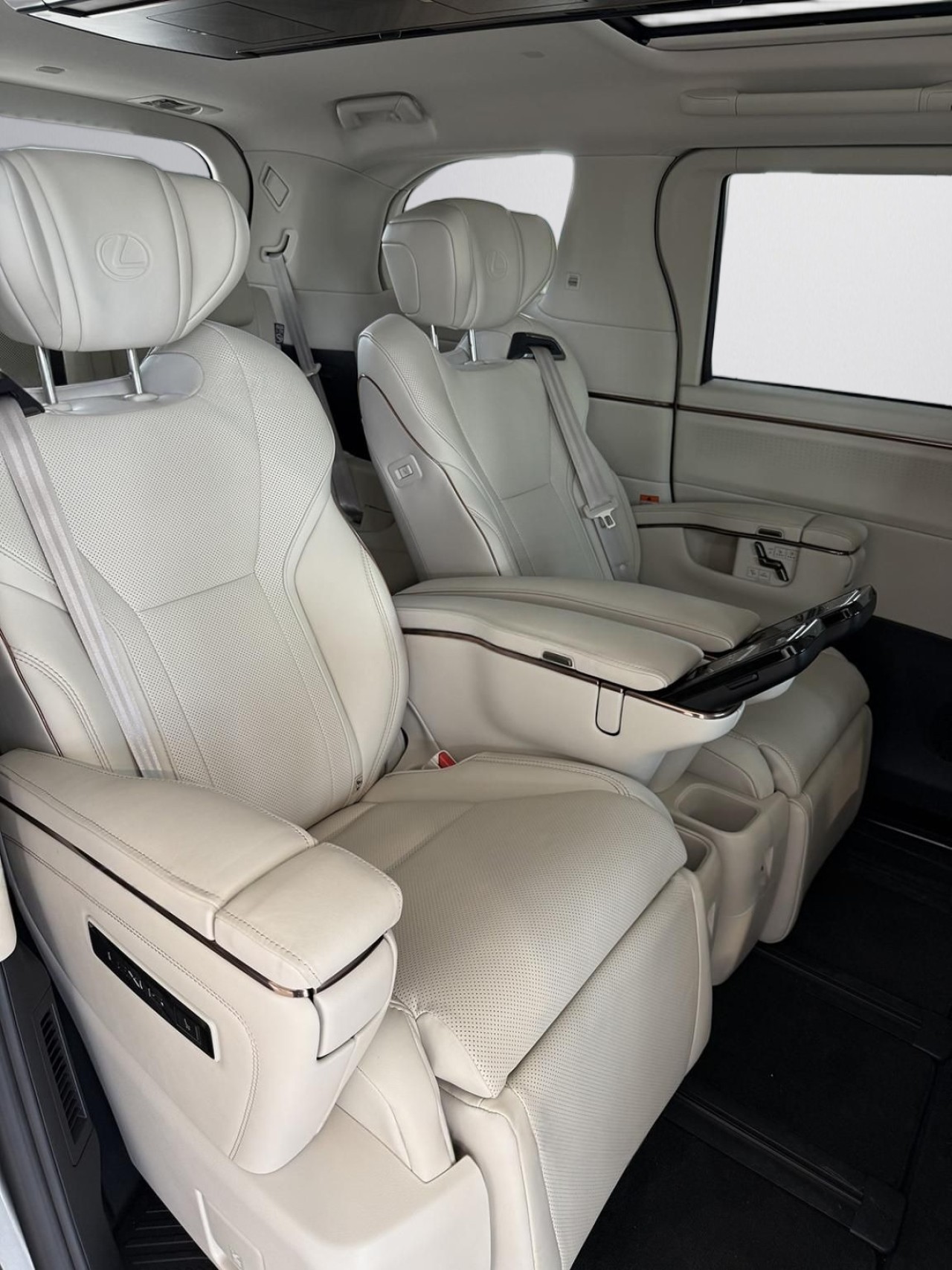 Lexus LM 350h AWD Luxury Line (4)
