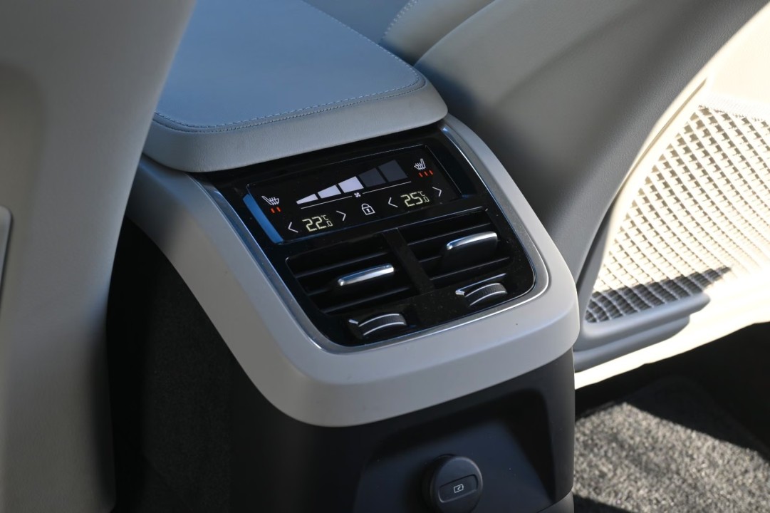Volvo XC 90 T8 Recharge AWD Ultra Dark - foto 26