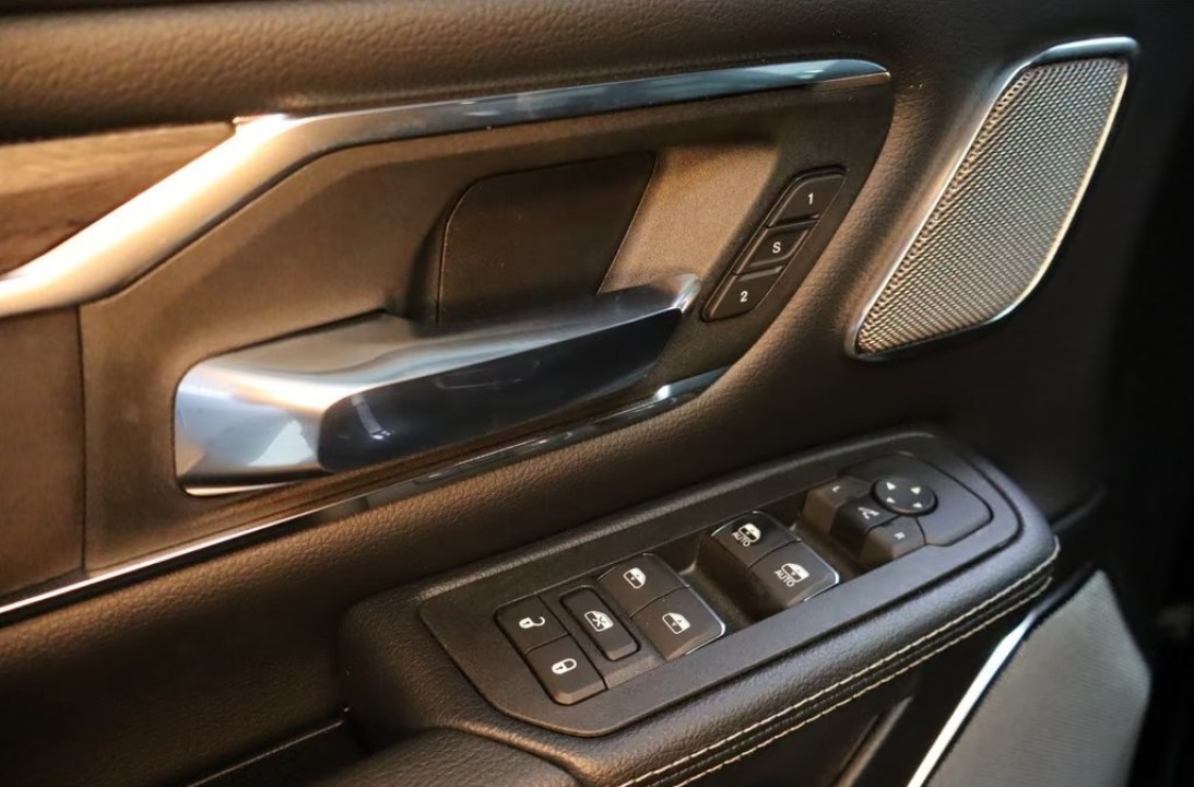 Dodge RAM 1500 Laramie - foto 32