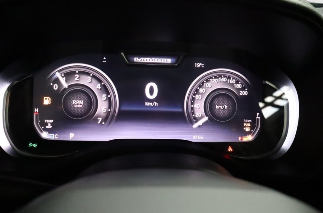 Dodge RAM 1500 Laramie - foto 11