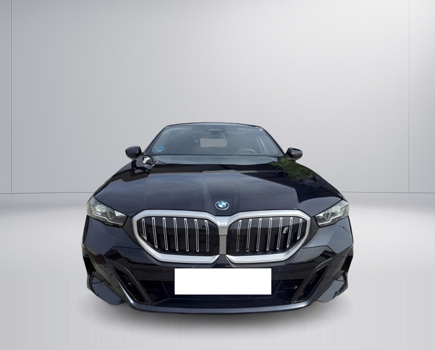 BMW i5 eDrive40 M-Sport (2)