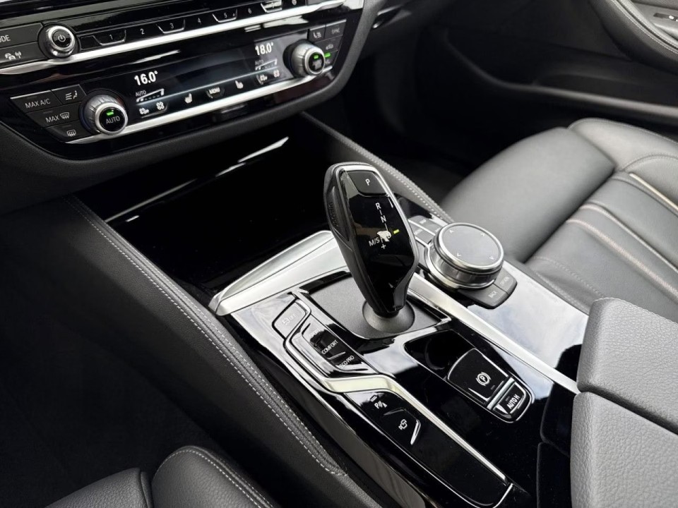 BMW Seria 5 540i xDrive M-Sport - foto 8