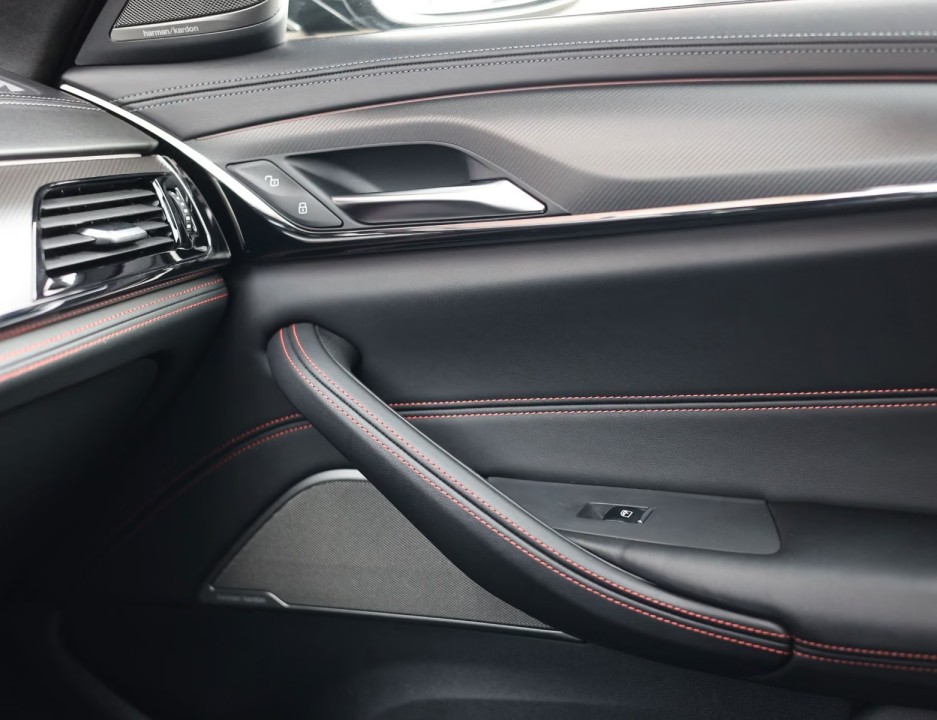 BMW M5 CS - foto 16