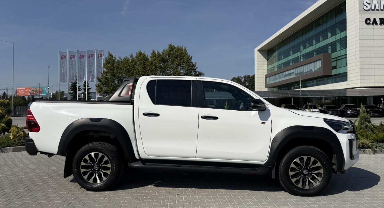 Toyota Hilux GR-Sport 2.8 D4-D (2)