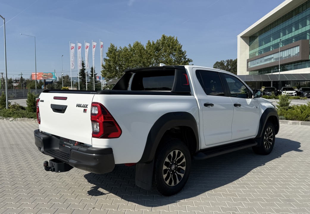 Toyota Hilux GR-Sport 2.8 D4-D (3)