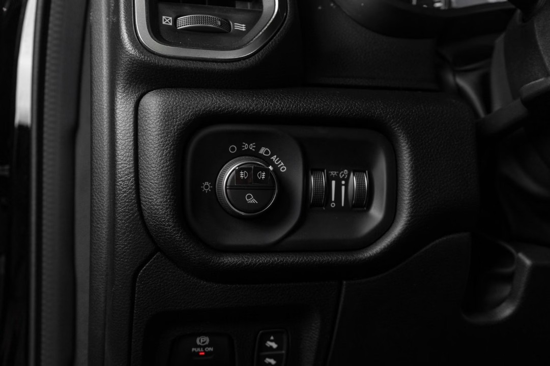 Dodge RAM 1500 Laramie - foto 14