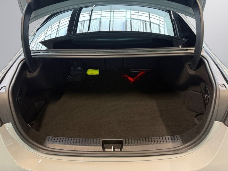 Mercedes-Benz E 300e Avantgarde - foto 18