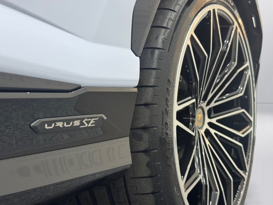 Lamborghini URUS SE - foto 41